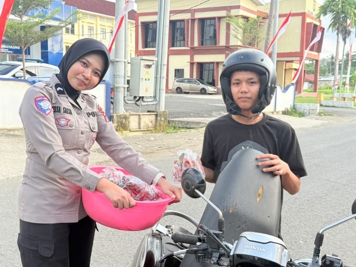 Polantas Karib: Ditlantas Polda Sulbar Apresiasi Pengendara Tertib dengan Hasil Panen Cabe