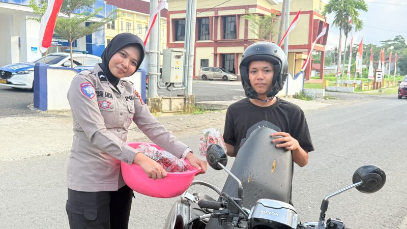 Polantas Karib: Ditlantas Polda Sulbar Apresiasi Pengendara Tertib dengan Hasil Panen Cabe