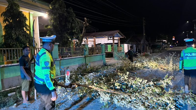 Tak Sekadar Atur Lalu Lintas, Polantas Polda Sulbar Gotong Royong Bersihkan Hambatan Jalan