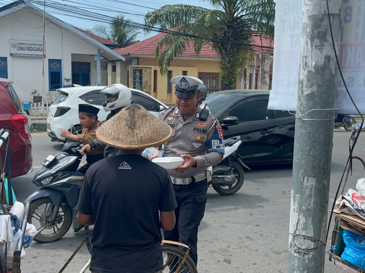 Polantas Polda Sulbar Hadir Humanis, Jumat Berkah Jadi Wujud Nyata Kepedulian kepada Warga