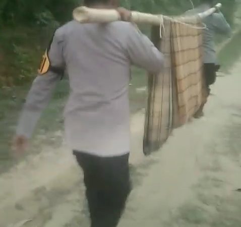 Sarung dan Bambu Jadi Tandu, Bhabinkamtibmas Evakuasi Nenek Sania 8 Kilometer