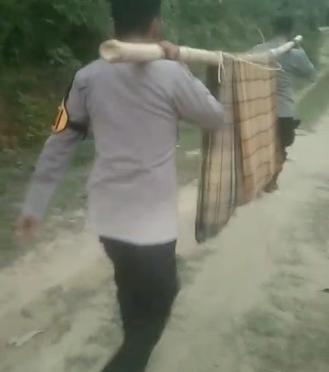 Sarung dan Bambu Jadi Tandu, Bhabinkamtibmas Evakuasi Nenek Sania 8 Kilometer