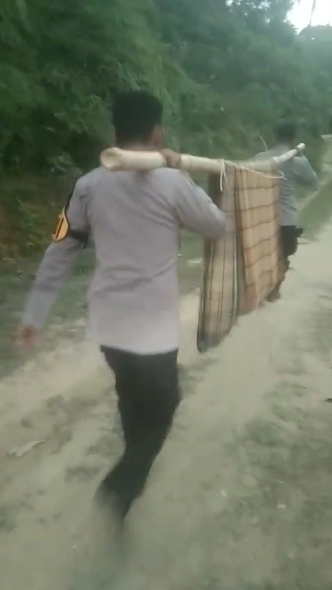 Sarung dan Bambu Jadi Tandu, Bhabinkamtibmas Evakuasi Nenek Sania 8 Kilometer