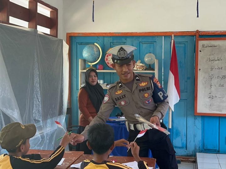 Ditlantas Polda Sulbar Bagikan Bendera Merah Putih di SD Lengke