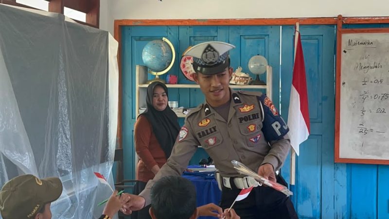Ditlantas Polda Sulbar Bagikan Bendera Merah Putih di SD Lengke