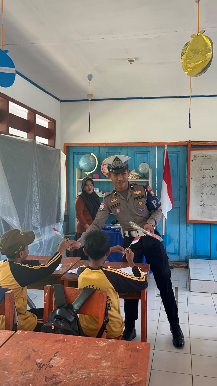 Ditlantas Polda Sulbar Bagikan Bendera Merah Putih di SD Lengke