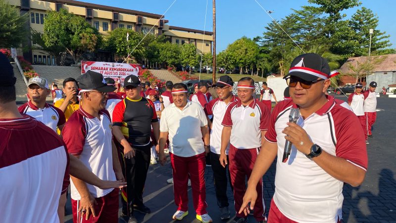 Lepas Penat di Momen Kemerdekaan, Kapolda Sulbar dan Personel Seru-seruan di Lomba Rakyat