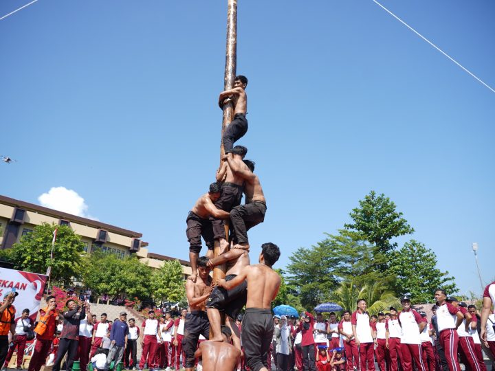 Penuh Gelak Tawa dan Perjuangan, Panjat Pinang Jadi Puncak Semarak HUT RI di Polda Sulbar