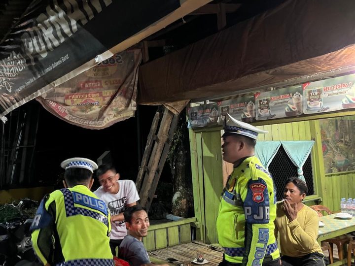 Patroli Malam Humanis, Polantas Polda Sulbar Bangun Kedekatan dengan Warga