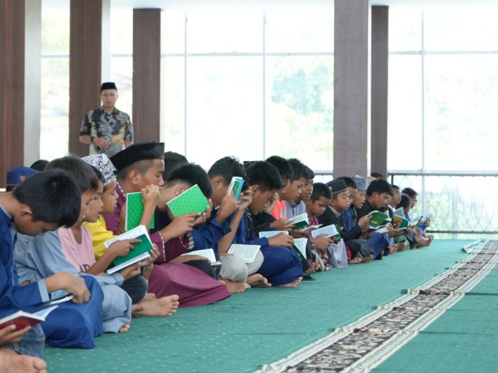 Hari Juang Polri, Polda Sulbar Berbagi Kasih dan Doa Bersama Anak Yatim