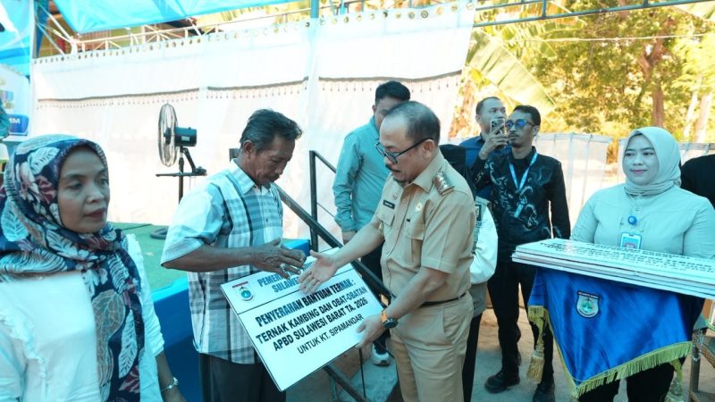Perkuat Ekonomi Peternak, Gubernur Suhardi Duka Salurkan Bantuan Ternak di Majene