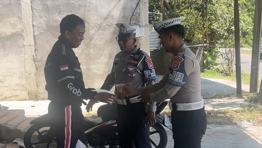 Jumat Berkah, Ditlantas Polda Sulbar Tebar Kepedulian Lewat Aksi Berbagi Makanan