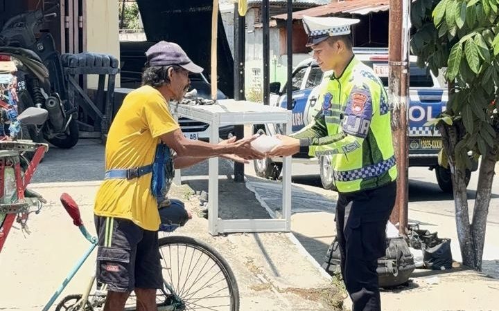 Polantas Karib, Ditlantas Polda Sulbar Turun ke Jalan Berbagi Makanan dan Minuman