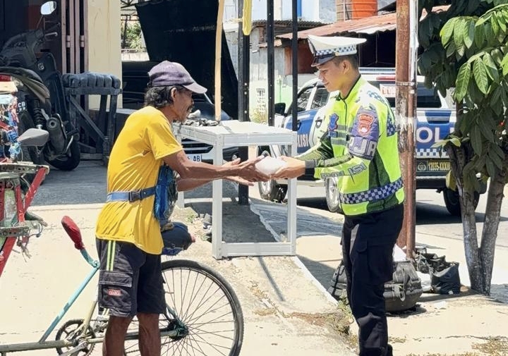 Polantas Karib, Ditlantas Polda Sulbar Turun ke Jalan Berbagi Makanan dan Minuman