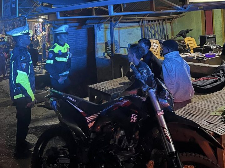 Polantas Hadir di Tengah Warga, Malam di Mamuju Dijaga Tetap Aman dan Kondusif