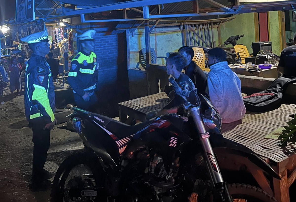 Polantas Hadir di Tengah Warga, Malam di Mamuju Dijaga Tetap Aman dan Kondusif