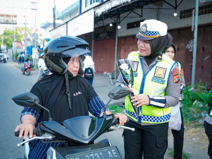 Bunga dan Cokelat dari Srikandi Lantas Polda Sulbar, Cara Manis Ajak Warga Tertib Berlalu Lintas