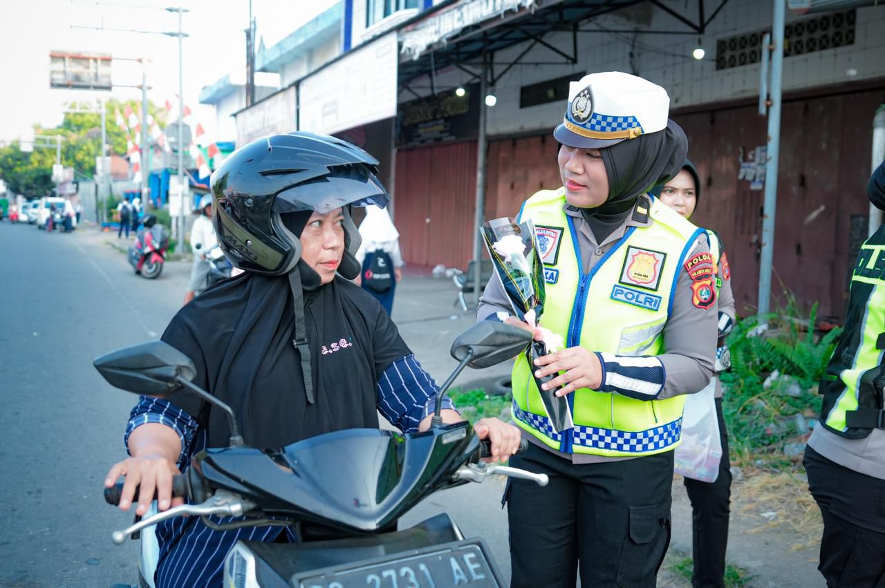 Bunga dan Cokelat dari Srikandi Lantas Polda Sulbar, Cara Manis Ajak Warga Tertib Berlalu Lintas