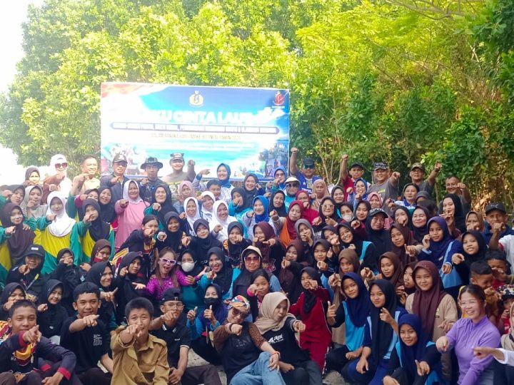 Lanal Mamuju dan Warga Kompak Bersihkan Pantai Labuan Rano
