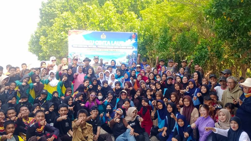 Lanal Mamuju dan Warga Kompak Bersihkan Pantai Labuan Rano