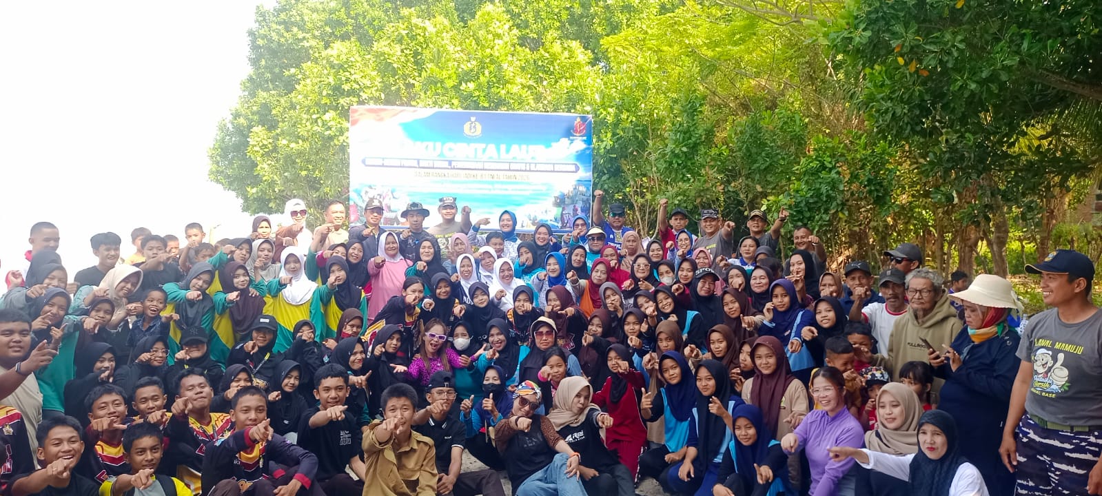 Lanal Mamuju dan Warga Kompak Bersihkan Pantai Labuan Rano