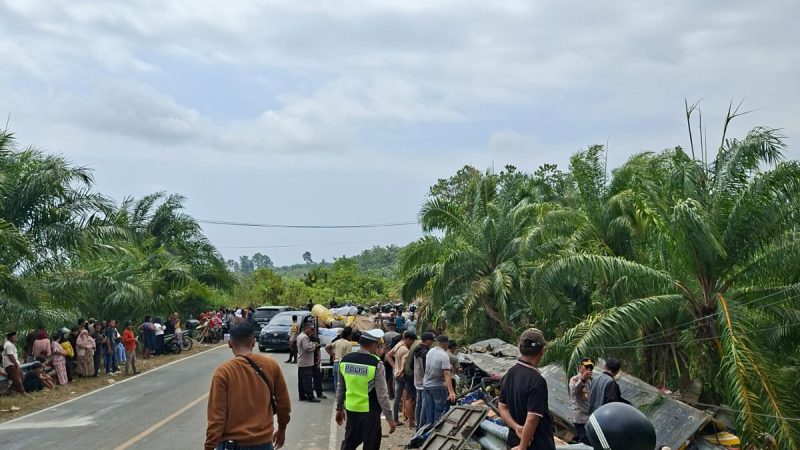 Polisi dan Warga Sigap Evakuasi Korban Bus Terperosok di Karossa
