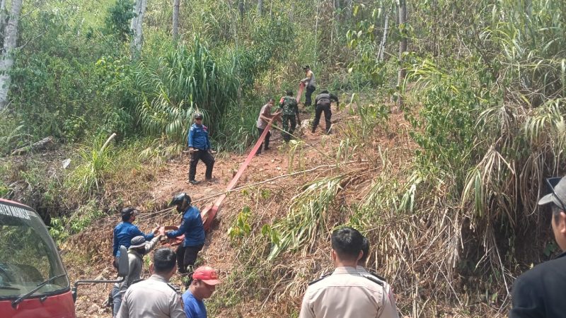Karhutla Tawalian Mamasa Meluas hingga 2 Hektare, TNI-Polri Berjibaku Cegah Api ke Permukiman