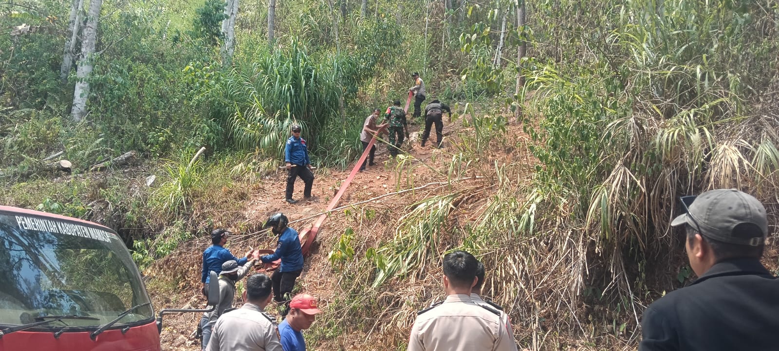 Karhutla Tawalian Mamasa Meluas hingga 2 Hektare, TNI-Polri Berjibaku Cegah Api ke Permukiman