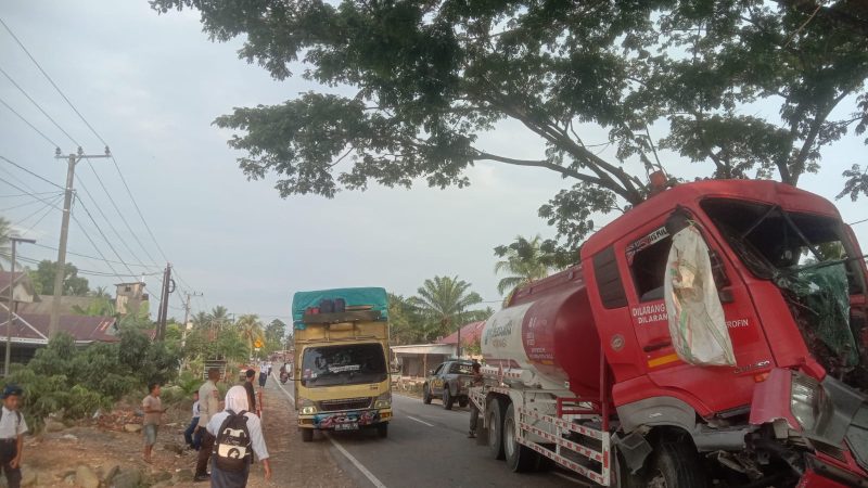 Laka Lantas di Karossa, Truk Tangki Pertamina Tabrak Fuso yang Berhenti Ganti Ban