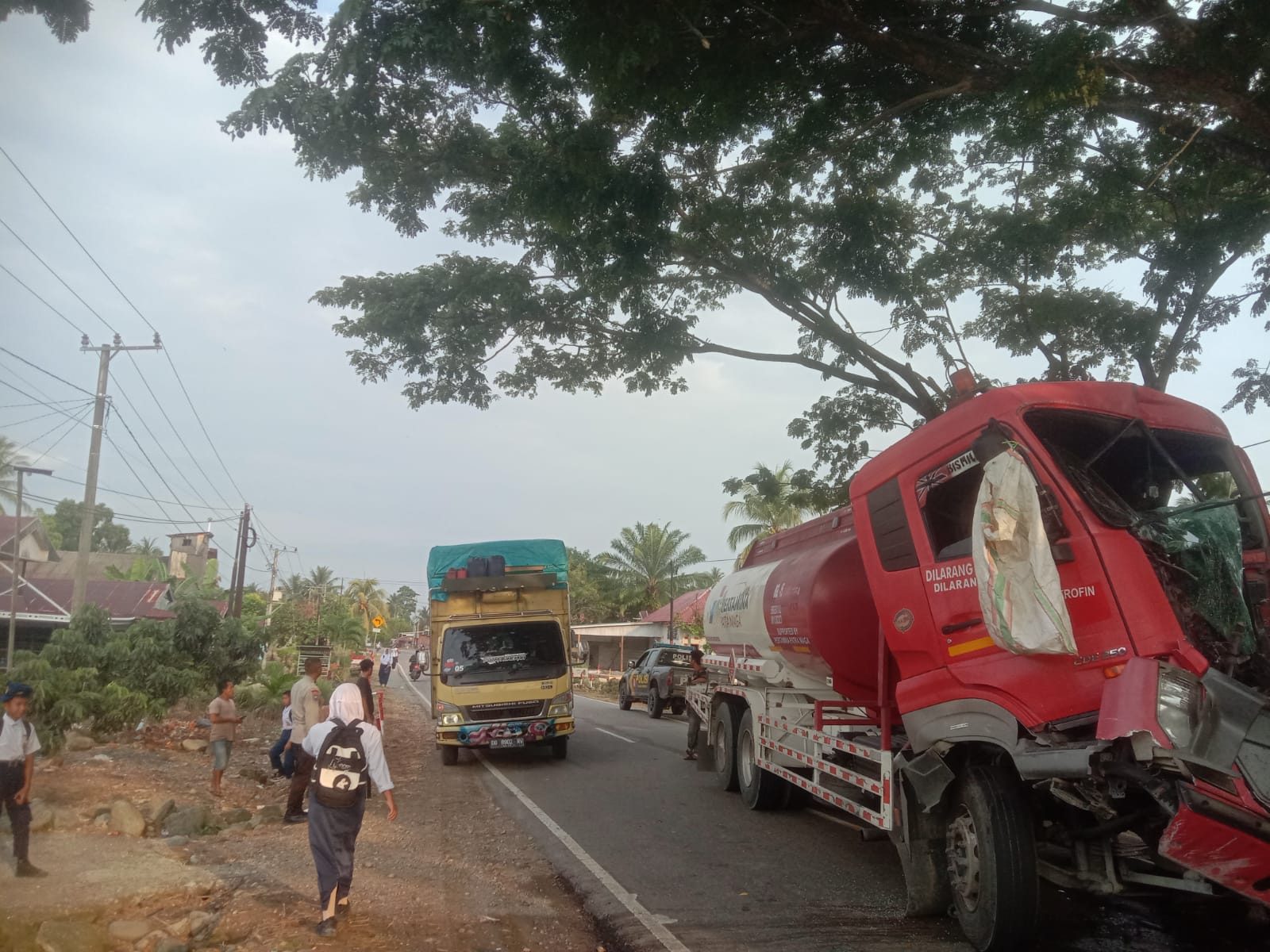 Laka Lantas di Karossa, Truk Tangki Pertamina Tabrak Fuso yang Berhenti Ganti Ban