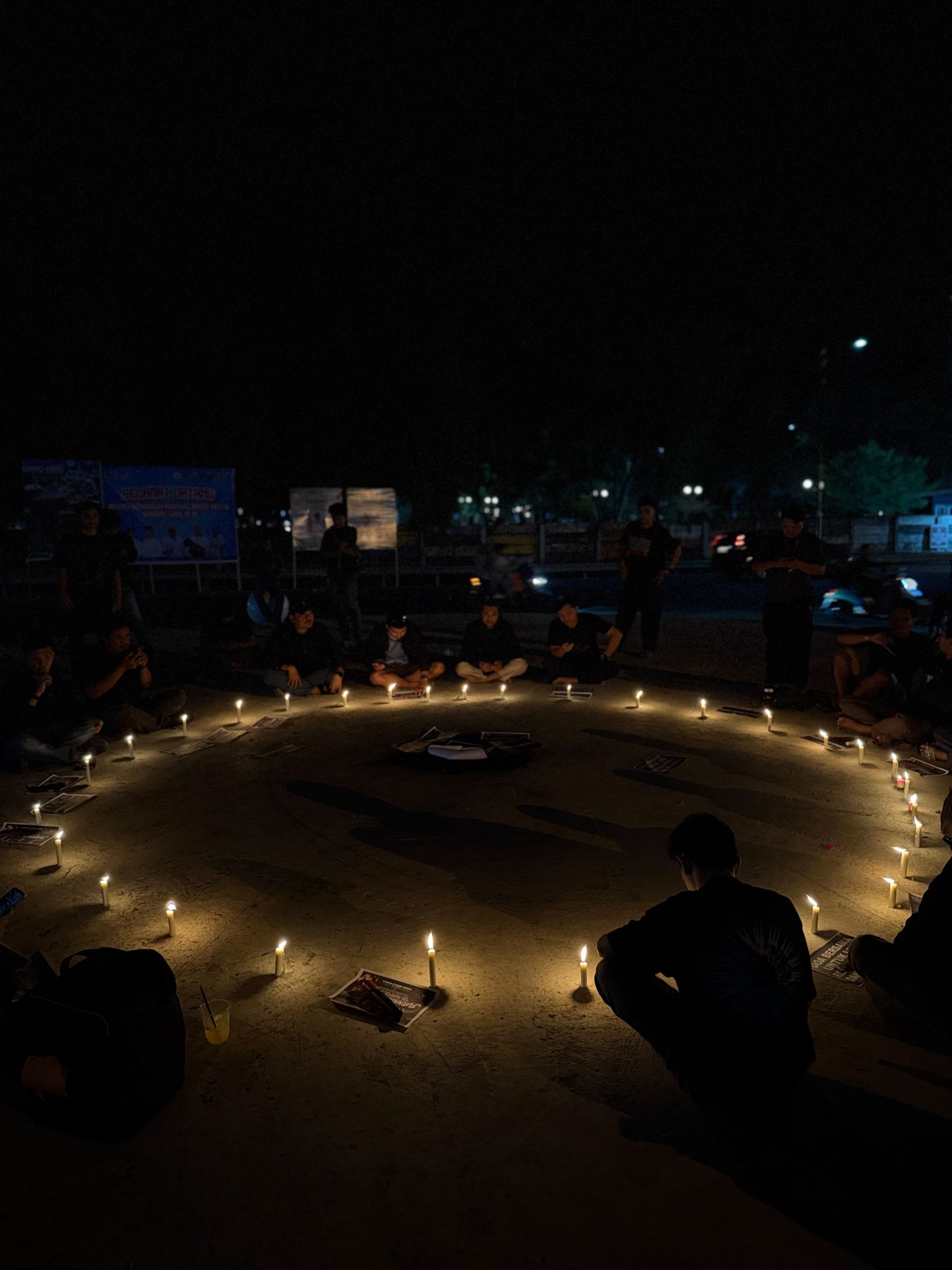 Solidaritas untuk Lima Jurnalis Hilang, Puluhan Wartawan Mamuju Nyalakan Lilin