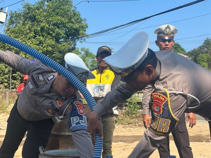 Polantas Polda Sulbar Salurkan 10.000 Liter Air Bersih Sebagai Makna Pengabdian HUT Lantas ke-71