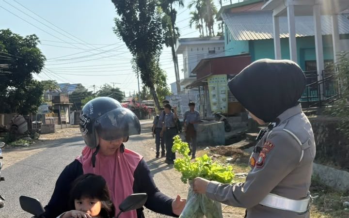 Pengendara Tertib di Mamuju Dapat Kejutan Manis Dari Polantas Polda Sulbar