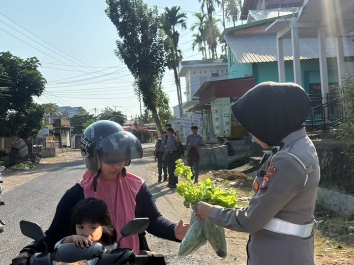 Pengendara Tertib di Mamuju Dapat Kejutan Manis Dari Polantas Polda Sulbar