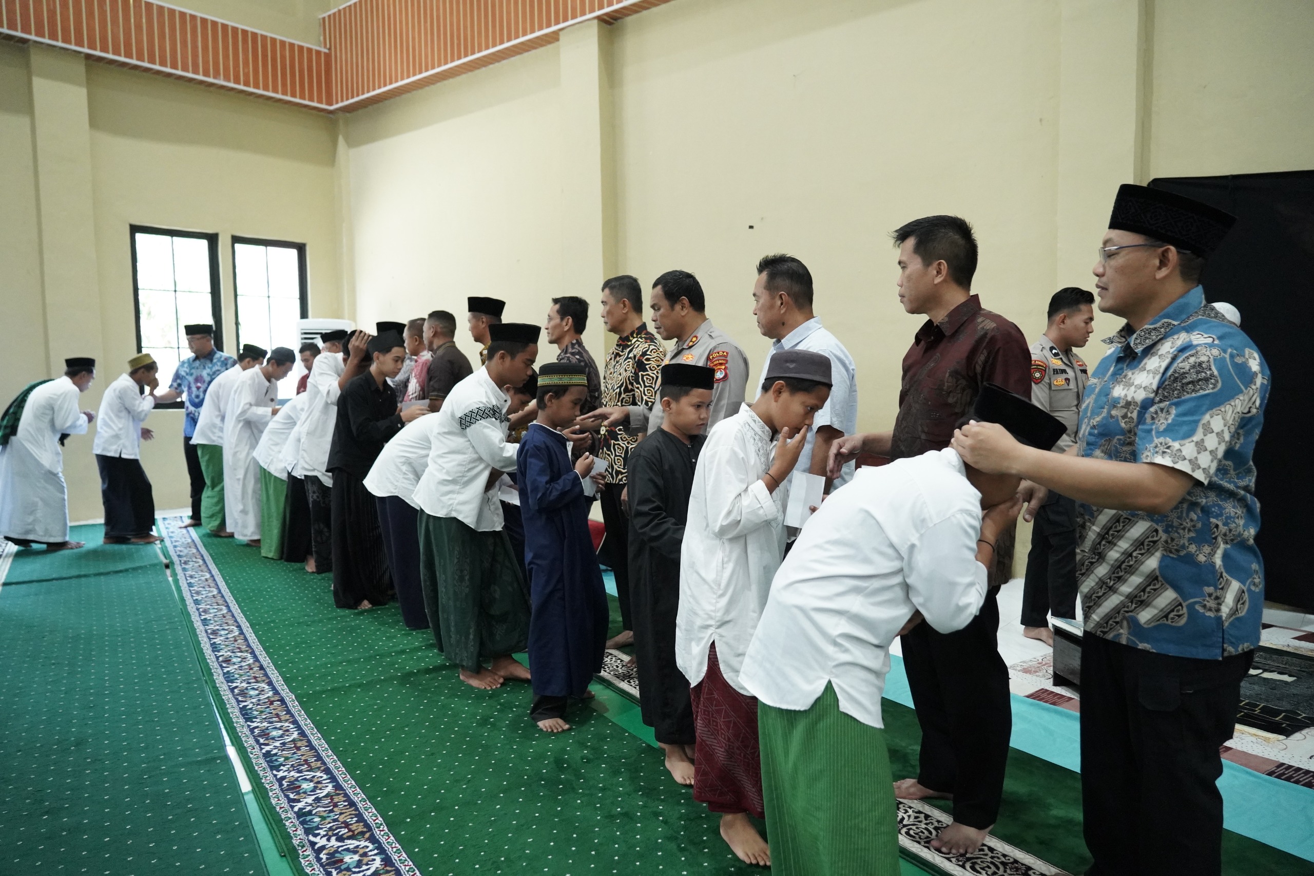 Jadi Program Rutin Polda Sulbar, Untaian Doa di Balik Senyuman Anak Yatim