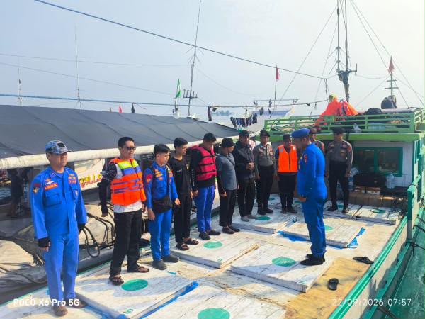 30 Ton Air Bersih Disalurkan Polda Sulbar untuk Warga Pulau Ambo dan Papotongan