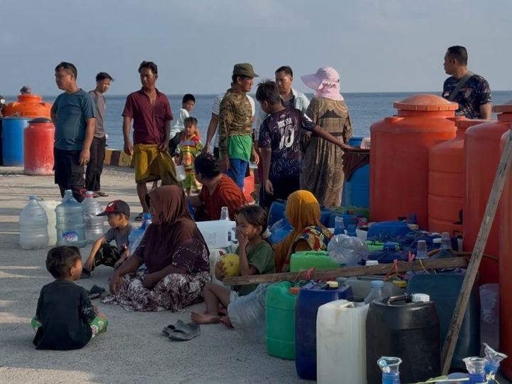 Tangis Haru Niar dan Warga Pulau Ambo Terima Bantuan Air Bersih Kapolda