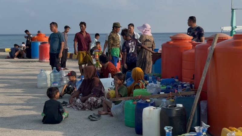 Tangis Haru Niar dan Warga Pulau Ambo Terima Bantuan Air Bersih Kapolda