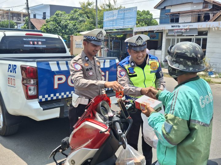 Hapus Lelah Pejuang Jalanan Mamuju, Polantas Polda Sulbar Berbagi
