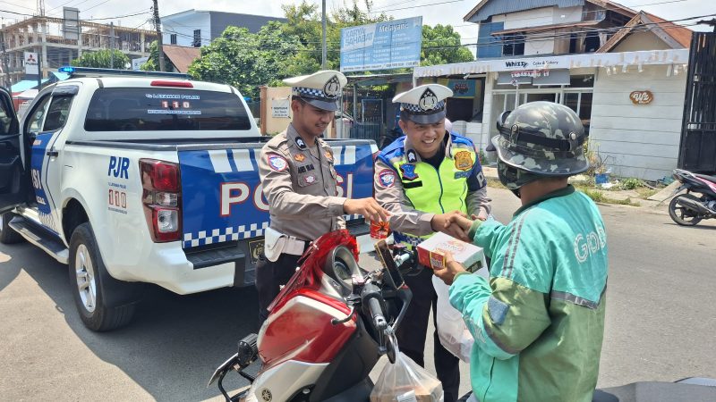 Hapus Lelah Pejuang Jalanan Mamuju, Polantas Polda Sulbar Berbagi