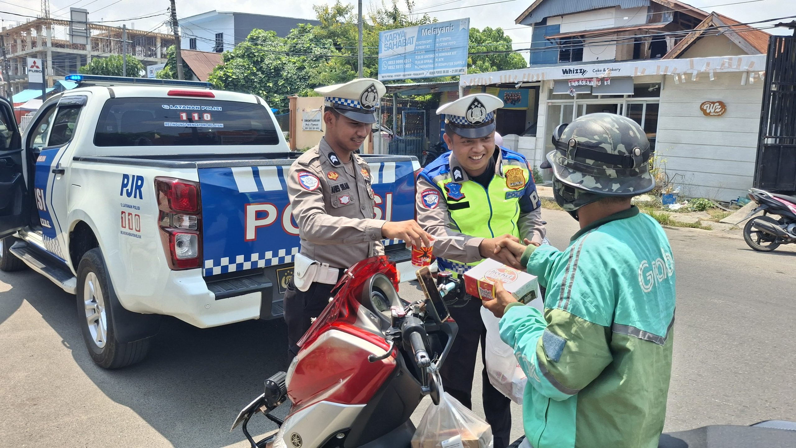 Hapus Lelah Pejuang Jalanan Mamuju, Polantas Polda Sulbar Berbagi
