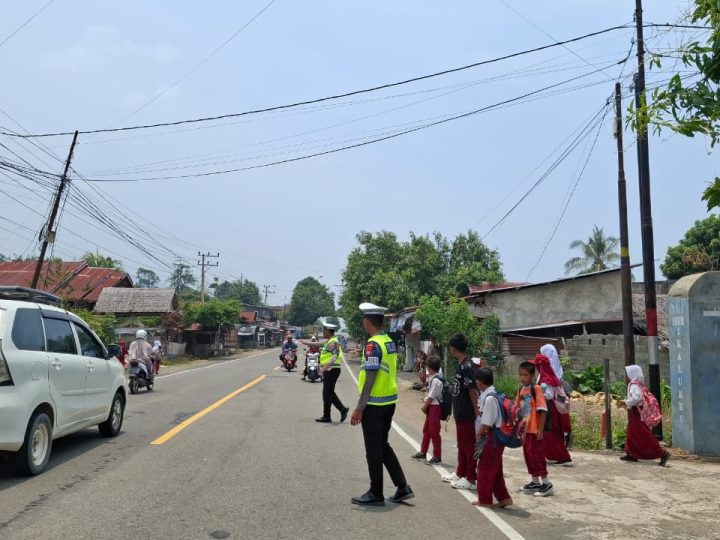 Polantas Polda Sulbar Hadir Jaga Langkah Pulang Para Pelajar