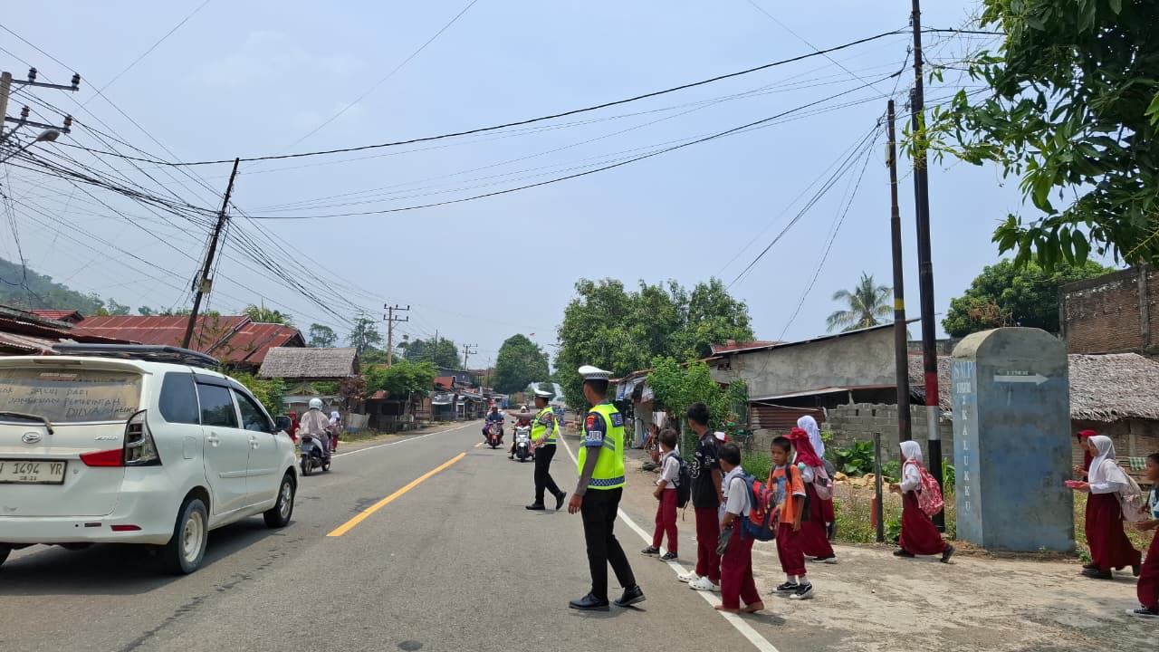 Polantas Polda Sulbar Hadir Jaga Langkah Pulang Para Pelajar
