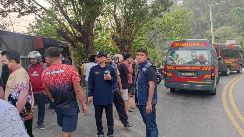 Tim Biddokkes Polda Sulbar Respon Cepat Evakuasi 26 Korban Bus Terbalik di Mamuju