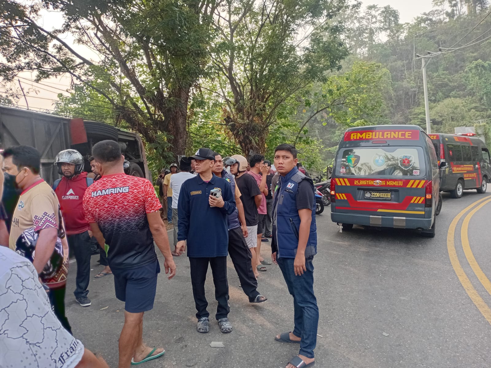 Tim Biddokkes Polda Sulbar Respon Cepat Evakuasi 26 Korban Bus Terbalik di Mamuju