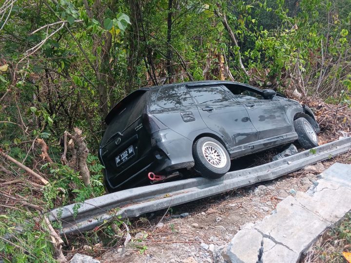 Polantas Polda Sulbar Bersama Masyarakat Evakuasi Mobil Masuk Lereng di Mamuju