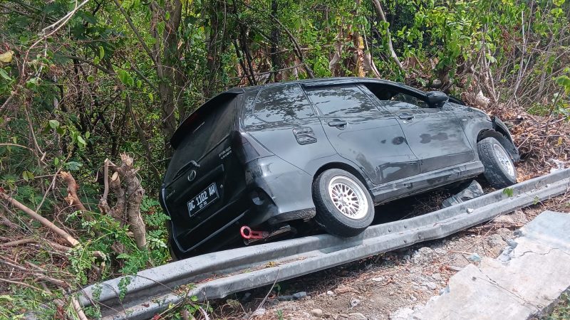 Polantas Polda Sulbar Bersama Masyarakat Evakuasi Mobil Masuk Lereng di Mamuju