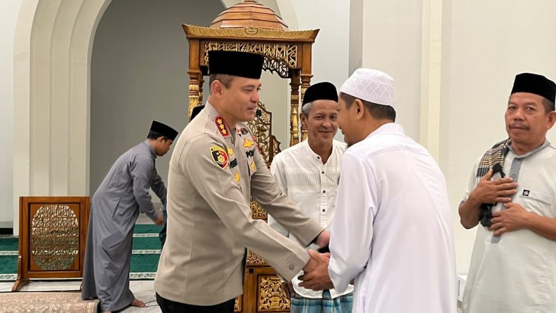 Kapolresta Mamuju Sapa Warga Usai Ibadah, Bangun Kepercayaan dari Hati ke Hati