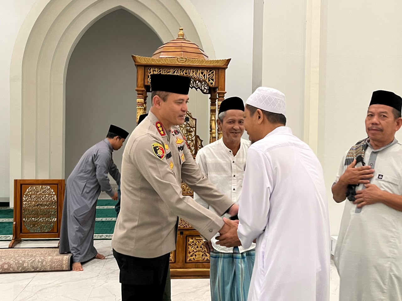 Kapolresta Mamuju Sapa Warga Usai Ibadah, Bangun Kepercayaan dari Hati ke Hati