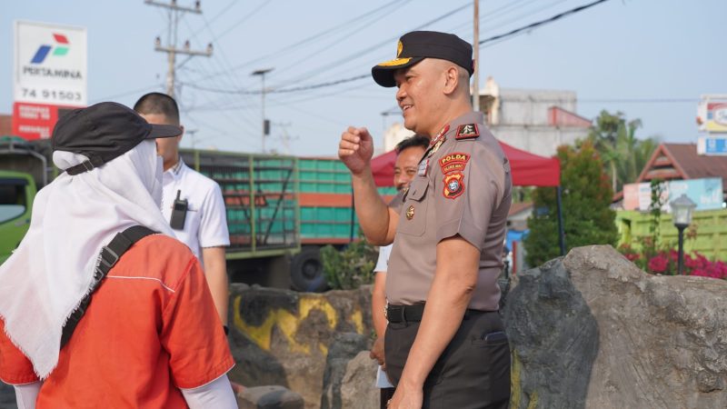 Kapolda Sulbar dan Jajaran Turun Langsung Atur Lalu Lintas dan Sapa Masyarakat